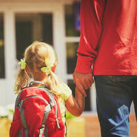 Cuánto debe pesar la mochila del cole y cómo llevarla para evitar daños en la espalda