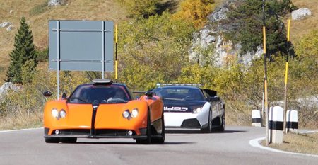 ¿Un Pagani Zonda huyendo de un Lamborghini Murciélago de policía?