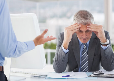 Hombre de negocios con las manos en la cabeza, pensando por qué no deja su trabajo