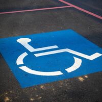 La DGT no quitará puntos del carnet de conducir por aparcar en plazas reservadas para personas con discapacidad