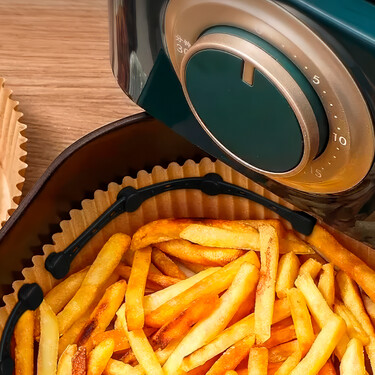 El papel para cocinar en la freidora es muy útil y con este accesorio con imanes evitaremos que se mueva de su sitio