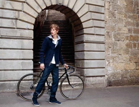 Backpacks y sunglasses: imprescindibles para pedalear con estilo.