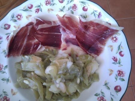 Comidas saludables para los niños: judías verdes y patatas rehogadas con tapas de jamón ibérico