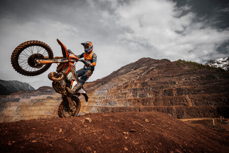 La KTM 300 EXC TPI estrena edición especial Erzbergrodeo con un extra de protecciones y power parts, por 11.800 euros