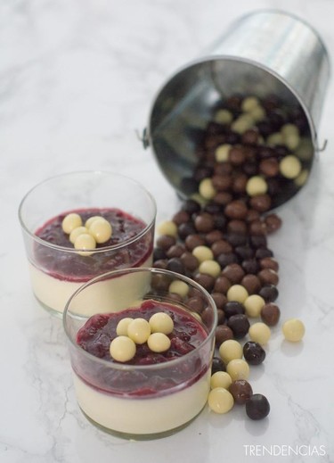 Panna Cotta de chocolate blanco con mermelada de frambuesa. Receta