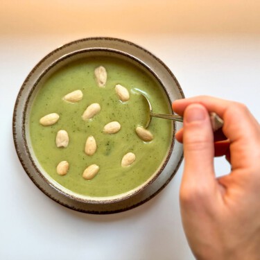 Vichyssoise de calabacín: una adaptación sencilla y con pocos ingredientes de un clásico francés