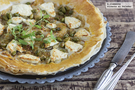 Tarta fina de cebolleta caramelizada y queso de cabra. Receta
