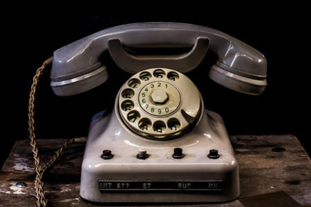 La CNMC seguirá regulando la telefonía fija, las apps todavía no son competencia