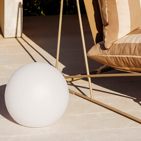 La lámpara en forma de esfera ideal para crear un ambiente íntimo y relajado en la terraza o el jardín 