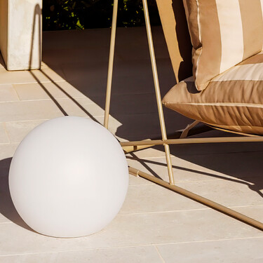 La lámpara en forma de esfera ideal para crear un ambiente íntimo y relajado en la terraza o el jardín 