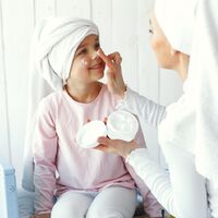 As meninas estão atingindo a puberdade cada vez mais cedo, e a ciência aponta os cosméticos e perfumes como um dos culpados 