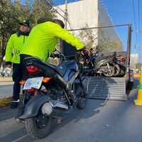 Conductores de moto en CDMX prefieren pagar permisos de 200 pesos antes que esperar 15 días por sus placas