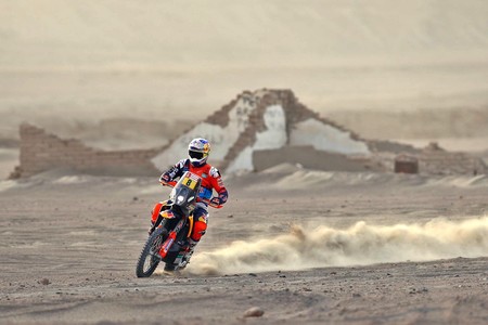 Toby Price gana la 13ª etapa del Dakar 2018 bajo el asedio de Kevin Benavides. Walkner saca la calculadora