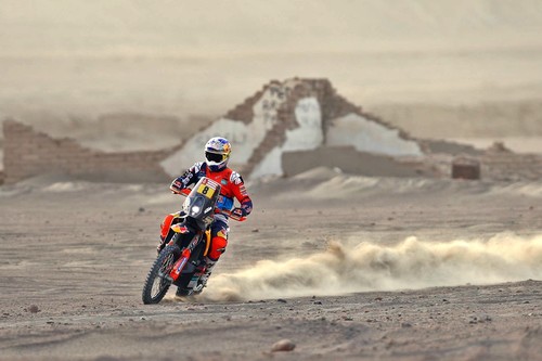 Toby Price gana la 13ª etapa del Dakar 2018 bajo el asedio de Kevin Benavides. Walkner saca la calculadora
