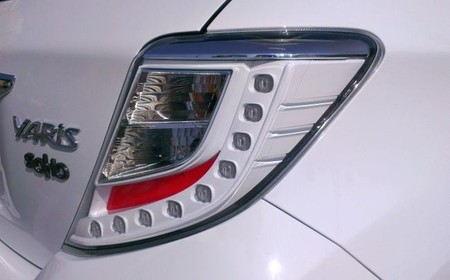 Toyota Yaris SoHo detalle faro trasero