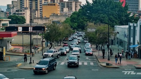 “Donde sea, te pueden quitar el carro y matarte para conseguirlo". Así viven los conductores la gran crisis de Venezuela