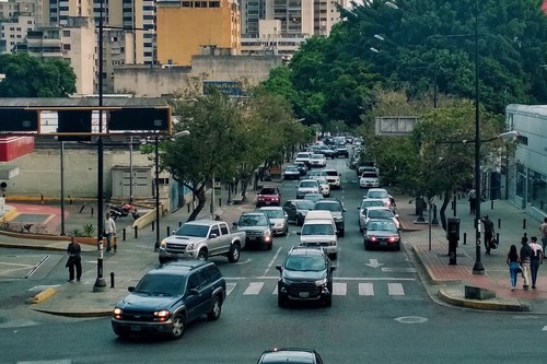 “Donde sea, te pueden quitar el carro y matarte para conseguirlo". Así viven los conductores la gran crisis de Venezuela