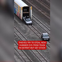 Un ladrón intenta robar los enormes Hummer eléctricos que iban en un tren. Termina en una chapuza viral con los coches atrapados en las vías