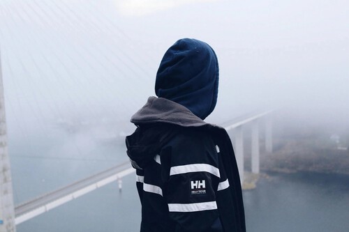 El Corte Inglés celebra el Cyber Monday con una liquidación de abrigos y chaquetas Helly Hansen a mitad de precio en su outlet