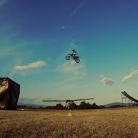 ¡Increíble! Mattia Cavalli emula a Evel Knievel saltando con su moto de cross un avión en movimiento 