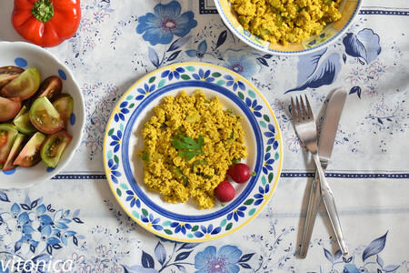 Revuelto jugoso de tofu al curry: receta saludable vegana y rica en proteías
