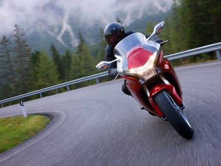 Honda VFR 1200 F de curvas