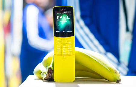 El Nokia 8110 4G llega a España: precio y disponibilidad del móvil con forma de plátano y sistema KaiOS