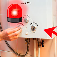 Este es uno de los errores más comunes al usar un boiler de paso y que deja a muchos sin agua caliente a medio baño