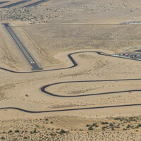 El sueño de todo friki del motor está a la venta: es un circuito que tiene hasta pista de aterrizaje y que le flipa a Lewis Hamilton 