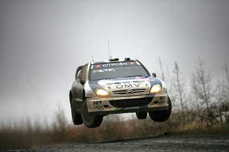 Latvala gana todos los tramos, Loeb mas cerca del mundial