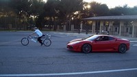 Ferrari 430 Scuderia vs bici con cohete a 333 km/h, en busca de un récord impresionante