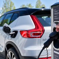 Cada vez se venden más coches eléctricos, pero cuando tenemos que elegir preferimos los híbridos a secas