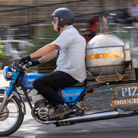 ¡Delirante! Este youtuber se ha fabricado una pizzería móvil en su moto que es surrealismo puro