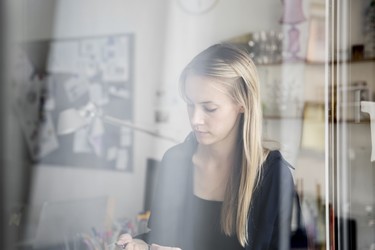 Lo industrial y lo artesanal se unen en los escaparates de Bershka gracias a Meike Harde