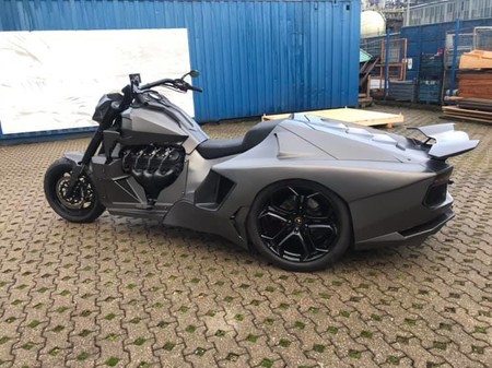 ¡Horror! Alguien ha juntado la parte delantera de una moto Boss Hoss con el culo de un Lamborghini