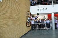 Toni Bou y Takahisa Fujinami dan espectáculo en la sede de Honda en el Reino Unido