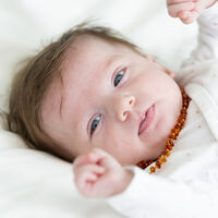 Los collares de ámbar son peligrosos y no ayudan a aliviar la salida de los dientes del bebé  