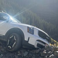 Un turista se vino arriba con las capacidades todoterreno de su SUV. Ahora el coche está atascado a miles de metros de altitud y no saben como sacarlo de allí 