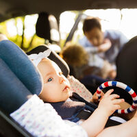 Dime cuántos años tiene tu hijo y te diré qué sillita del coche comprar: la DGT explica cómo debes elegir