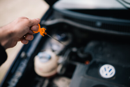 La importancia de comprobar el aceite antes de comprar un coche de segunda mano
