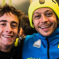 Valentino Rossi, leyenda de MotoGP, defiende a Pedro Acosta antes que a su propio piloto: "Yo no le habría mirado" 
