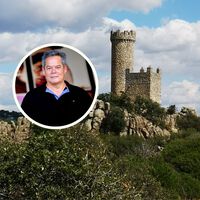 El refugio de Jorge Sanz (56 años) está en un rincón de la sierra madrileña: una torre del siglo IX, bosques de encinas y rutas entre enormes bloques de granito 