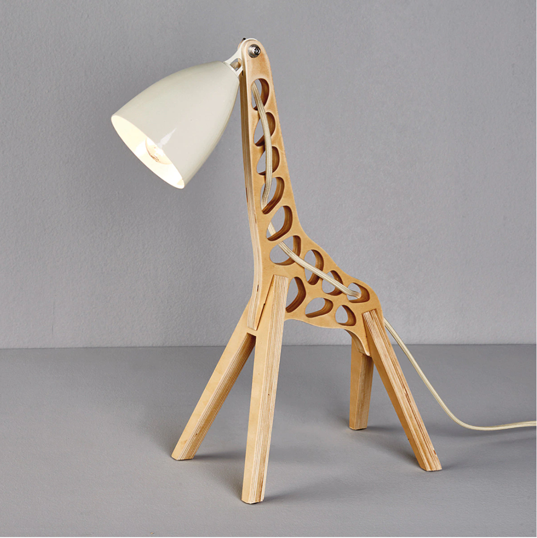 Lámpara de madera Medidas: 17,5 (ancho) x 30 (largo) x 49 (alto) cm