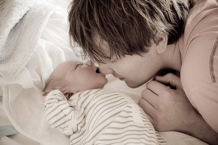 Papá, tú también cuentas: levántate también cuando el niño llora de noche