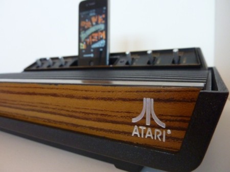 Altavoces para iPhone con una vieja consola Atari