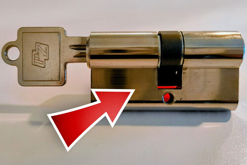 Es técnico de seguridad y explica por qué no deberías dejar la llave en la cerradura por la noche