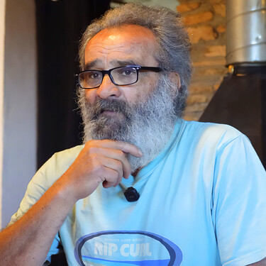 Tomàs Ballesté, de 64 años, vive solo en un pueblo abandonado del Pirineo con 480 euros al mes, y asegura que es feliz 