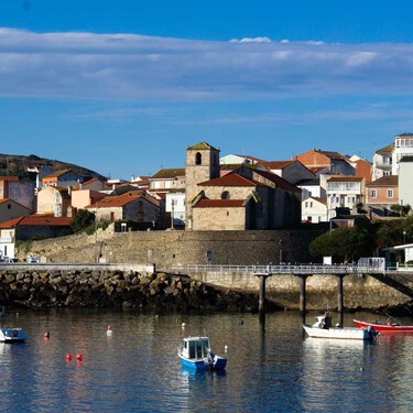 El pueblo de pescadores de Galicia al que hay que ir sí o sí: tiene un precioso faro que es una joya y pocos conocen
