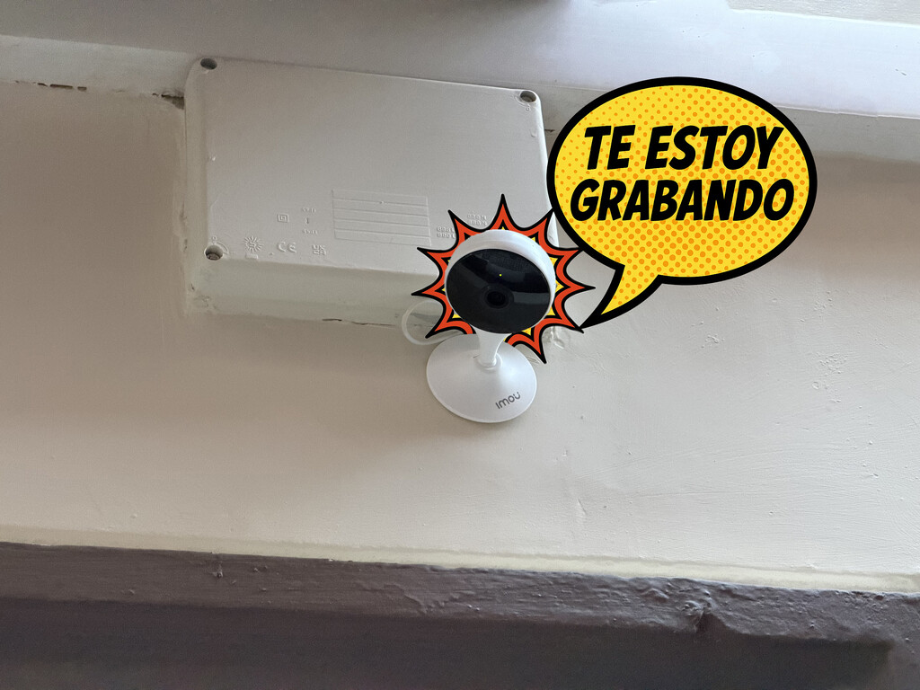 Si pones una cámara para vigilar el exterior de tu casa, mucho ojo porque te puede caer multazo si no tienes esto en cuenta