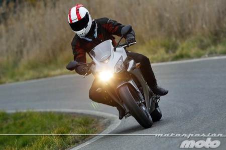 Honda CBR500R, prueba (conducción en autopista, pasajero y circuito)